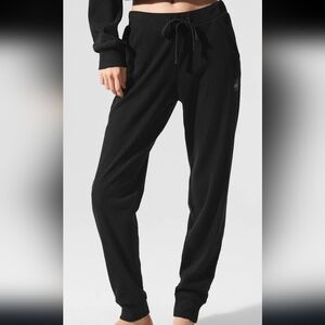 ALO Women's Black Ribbed Jogger Pants